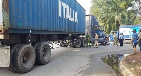 Va chạm với xe đầu kéo, nam thanh niên đi xe máy tử vong
