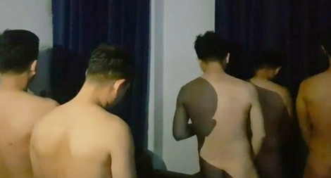 Phát hiện 33 người đàn ông “trần như nhộng” trong tiệm massage
