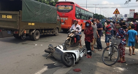 Xe khách chạy vào làn 2 bánh, tông người phụ nữ tử vong