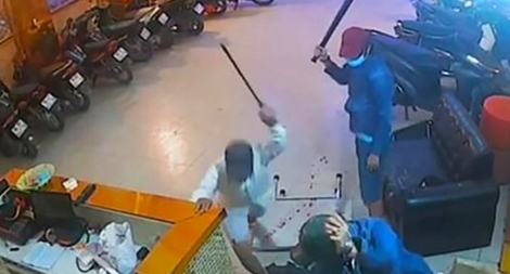 Bênh bạn gái cãi nhau trên mạng, 2 thanh niên chém người trọng thương