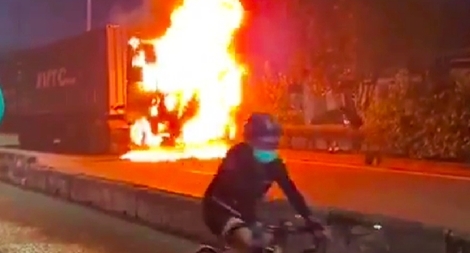 Xe đầu kéo bốc cháy ngùn ngụt trên quốc lộ 22