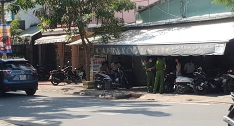 Bị chém gần đứt lìa bàn tay khi đi ăn cơm vỉa hè