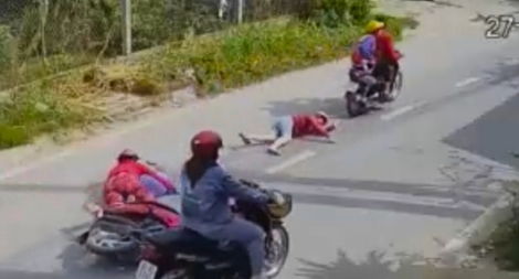 Truy xét 2 đối tượng giật giỏ xách kéo lê người phụ nữ trên đường