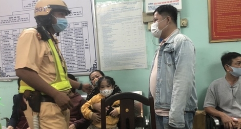 Gia đình xúc động nhận con gái bị lạc từ tay CSGT trong đêm giao thừa