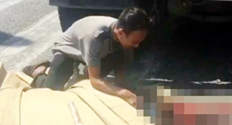 Con trai gào khóc ôm thi thể mẹ già sau TNGT