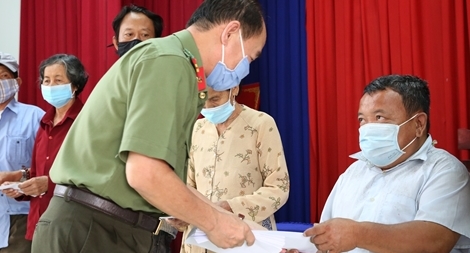 Những món quà ấm áp ngày cuối năm đến với người dân Long Khê