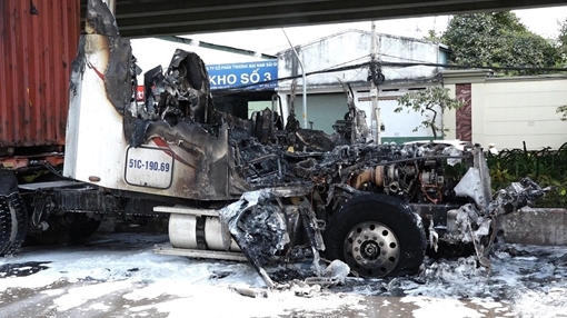 Đầu kéo container cháy rụi dưới chân cầu Phú Mỹ