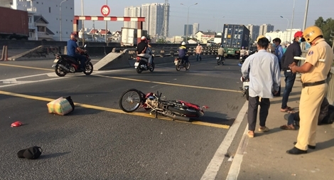 Đau đớn ôm thi thể cha sau va chạm dưới dốc cầu Phú Mỹ