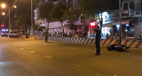 Tông vào dải phân cách, nạn nhân trượt dài trên đường tử vong