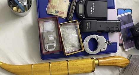 Bắt 2 đối tượng tàng trữ ma túy, roi điện và dao