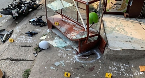 Xe ba gác tông 2 người văng vào tủ kính bên đường