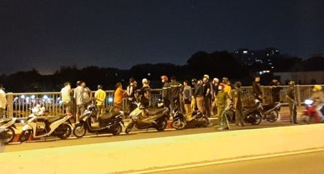 Cãi nhau với bạn gái trên cầu, nam thanh niên nhảy xuống sông