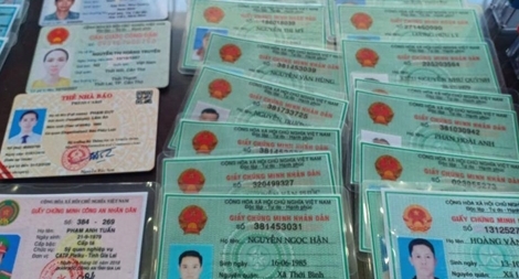 Thay ảnh CMND, lập tài khoản của người mất rồi ra ATM rút tiền