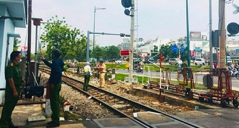 Bỏ lại xe đạp, người phụ nữ lao vào đoàn tàu đang chạy