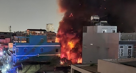 Cháy tại công ty sản xuất bao bì trong khu dân cư