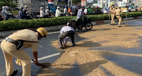 Dầu đổ tràn đường, CSGT đổ cát giúp người dân không bị trượt ngã