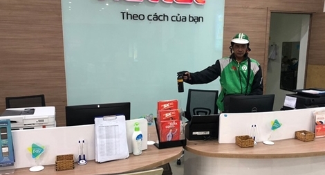 Mặc áo grab vào cửa hàng điện thoại xịt hơi cay cướp gần 300 triệu