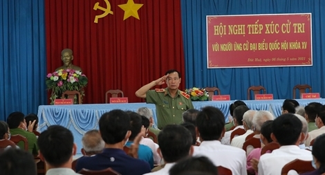 Thứ trưởng Lê Tấn Tới tiếp xúc cử tri tại huyện biên giới Đức Huệ