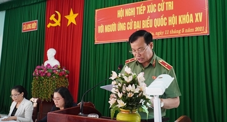 Thứ trưởng Lê Tấn Tới  lắng nghe nguyện vọng của cử tri huyện Bến Lức