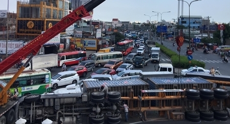 Nhiều xe máy tháo chạy trước khi xe đầu kéo lật ngang