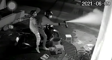 Hai mẹ con ngồi cửa bị nhóm đối tượng xịt hơi cay