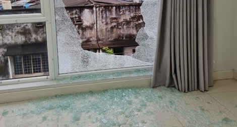 Căn nhà liên tục bị bắn đạn bi vào cửa sổ làm hư hỏng đồ đạc