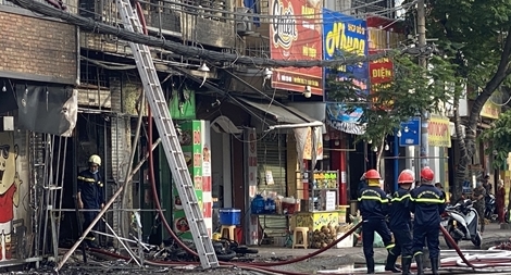 Cháy căn nhà ba tầng, nhiều người kịp thoát ra ngoài