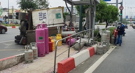 Lật xe tải chở gas, nhiều người đi đường hoảng hốt