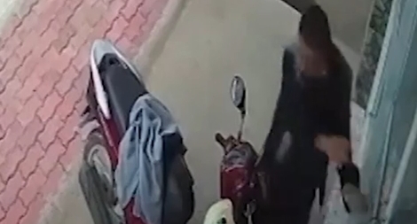 Táo tợn cột cửa văn phòng đất đai nhốt người phụ nữ để trộm xe SH