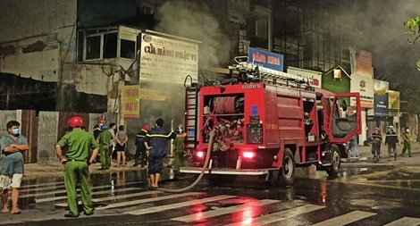 Dân tháo chạy khi phát hiện đám cháy tại cửa hàng sắt thép