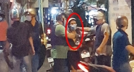 Người đàn ông tạt xăng vào nhà hàng xóm rồi châm lửa đốt