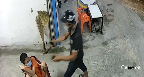 Xông vào nhà xịt hơi cay cướp điện thoại