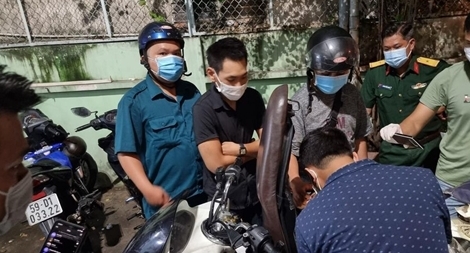 Bỏ bạn gái tại chốt kiểm soát, con nghiện “thông chốt” tháo chạy