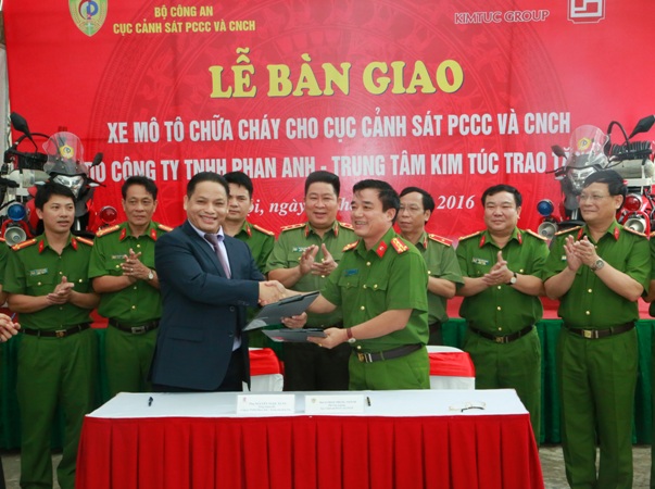 Tiếp nhận 2 xe mô tô chữa cháy tại phố, ngõ nhỏ trên địa bàn Hà Nội