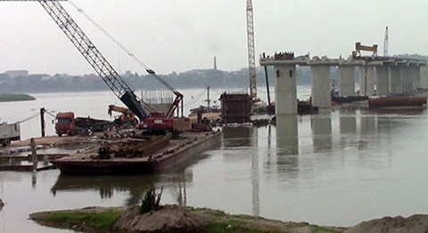 Điều tra nguyên nhân vụ sập cần cẩu khiến 2 người  tử vong