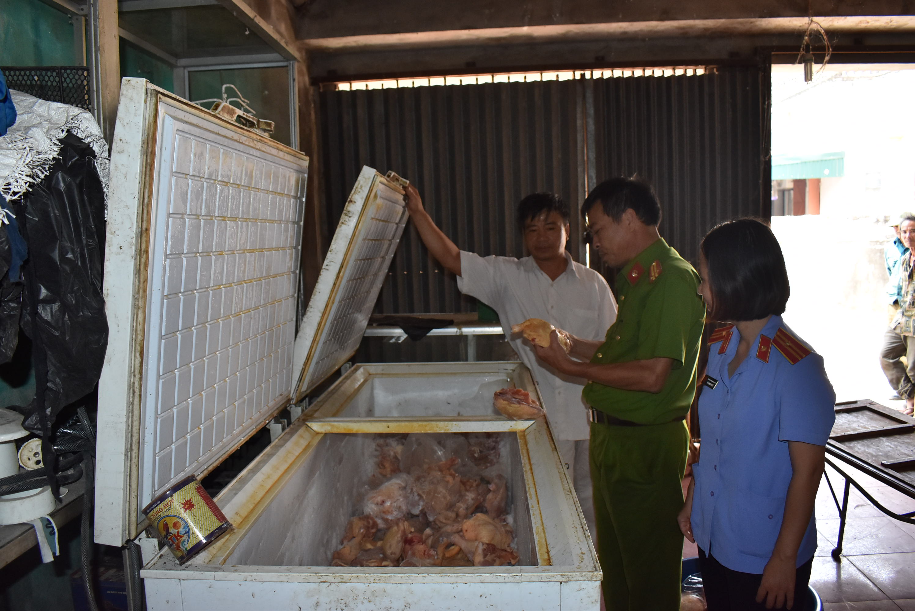 Lập biên bản, xử lý cơ sở giết mổ cung cấp thịt gà 