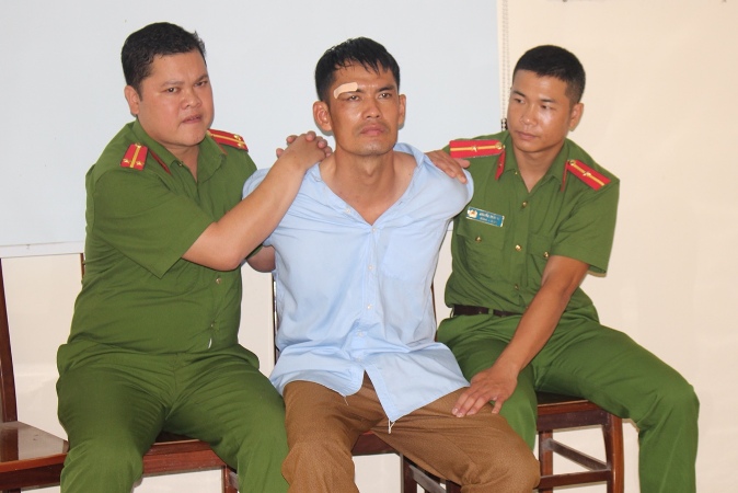 Nghẹt thở giải cứu bé 4 tuổi bị bố tâm thần giết người dọa ném từ tầng 3