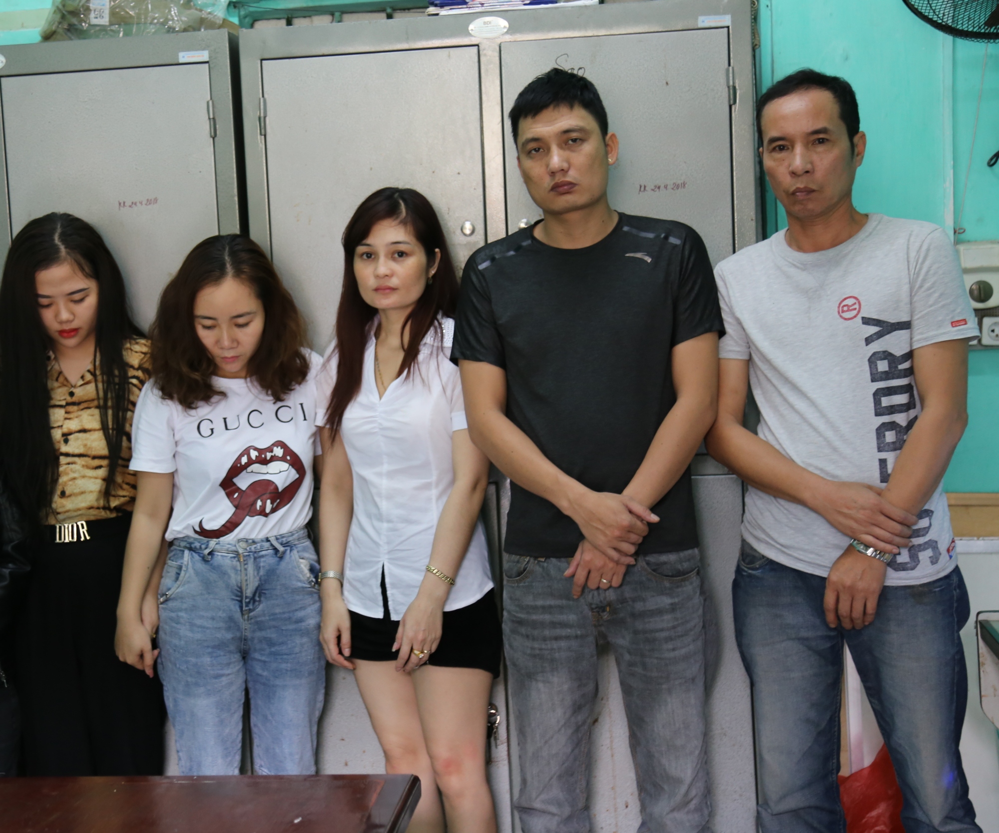 Nhóm nam nữ thanh niên sử dụng ma túy trong quán karaoke