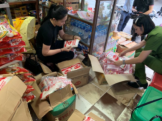 Tạm giữ 6 đối tượng sản xuất, buôn bán mì chính Ạinomoto và miwon giả