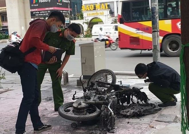 Ngáo đá đốt xe máy trên đường