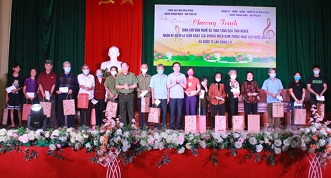 Công an Vĩnh Phúc trao 150 suất quà cho các hộ gia đình chính sách có hoàn cảnh khó khăn