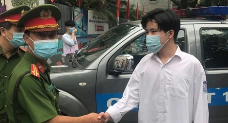 Đưa xe ô tô 113 chở học sinh đến địa điểm thi đúng giờ