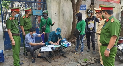 Đi giao hàng giữa mùa dịch, 2 tài xế Grab bị phạt 4 triệu đồng