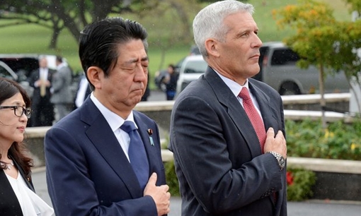 Thủ tướng Nhật Bản thăm khu tưởng niệm Trân Châu Cảng