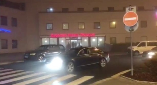 Máy bay chở 160 hành khách phải hạ cánh khẩn cấp do đe dọa đánh bom