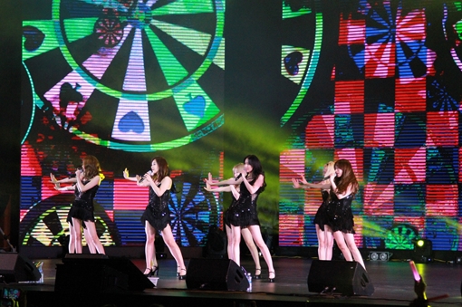 SNSD đổ bộ trong niềm phấn khích của khán giả Việt Nam