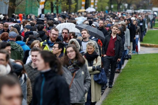 Bầu cử Tổng thống Pháp: Miễn phí đồ uống, rượu vang và đi lại