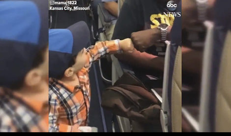 Cậu bé 2 tuổi gây sốt cộng đồng mạng vì "quá ngầu" trên máy bay