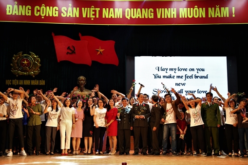 Màn thể hiện tài năng bằng tiếng Anh của sinh viên Học viện ANND 