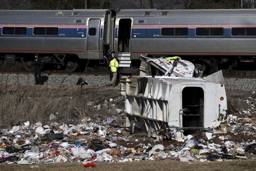 Tàu hỏa chở 100 nghị sĩ Mỹ đâm thẳng vào xe tải